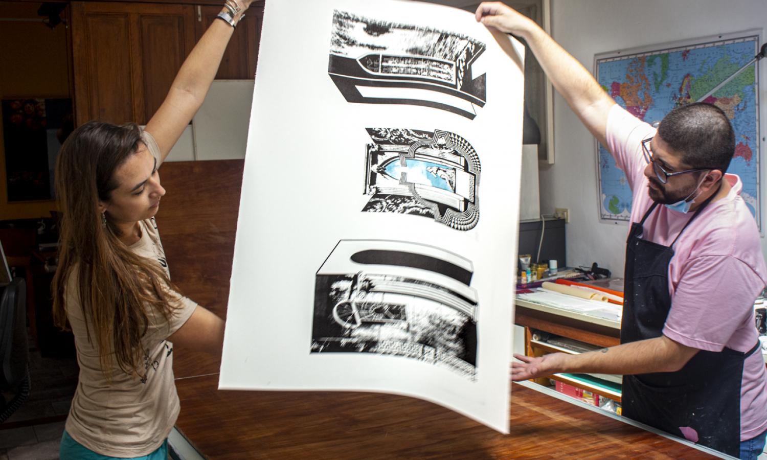 Artist-in-residency Caia Diepenbrock (USA), printing in ´ace's workshop with an assistant from our team