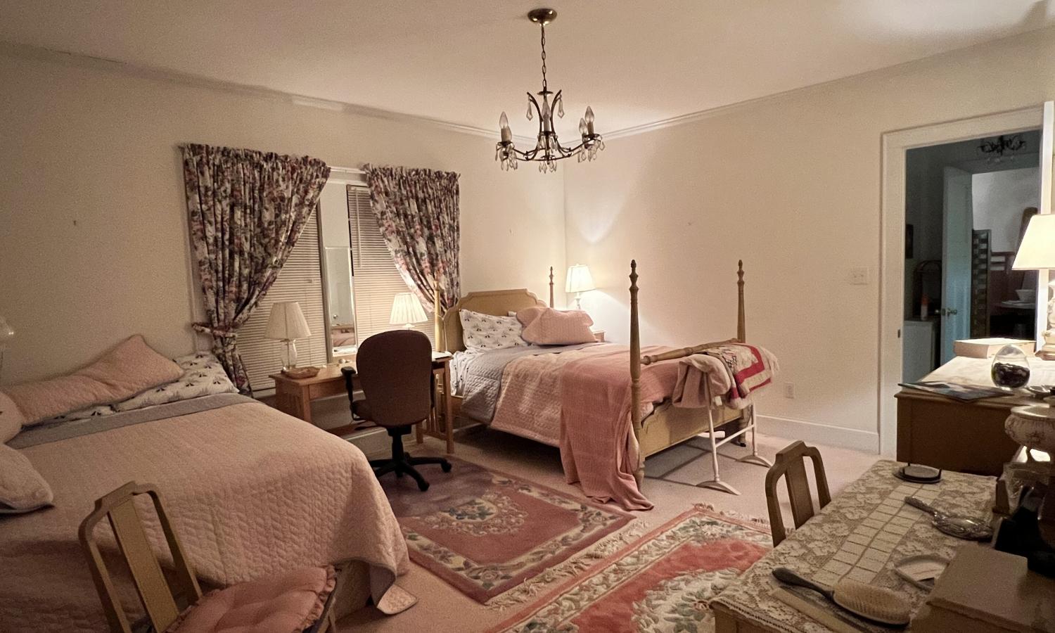 Each room has a work desk and times are slotted for musicians/writers or other fine art pursuits