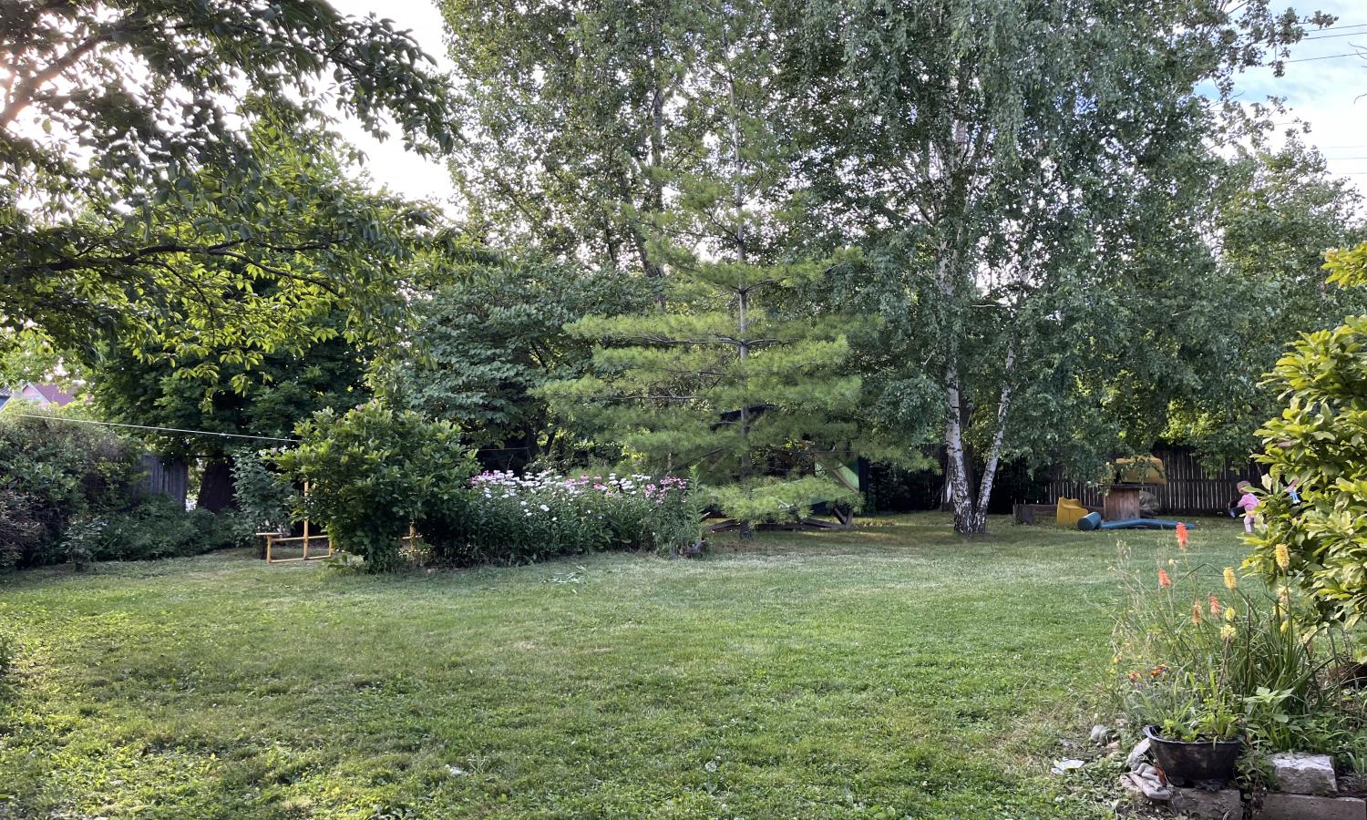 Gardens/private yard