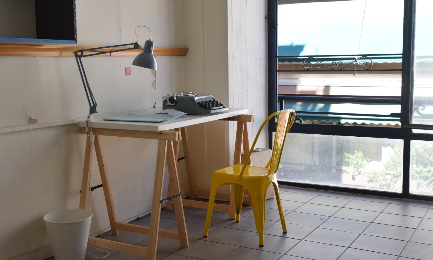 A table with typewriter and lamp in the studios