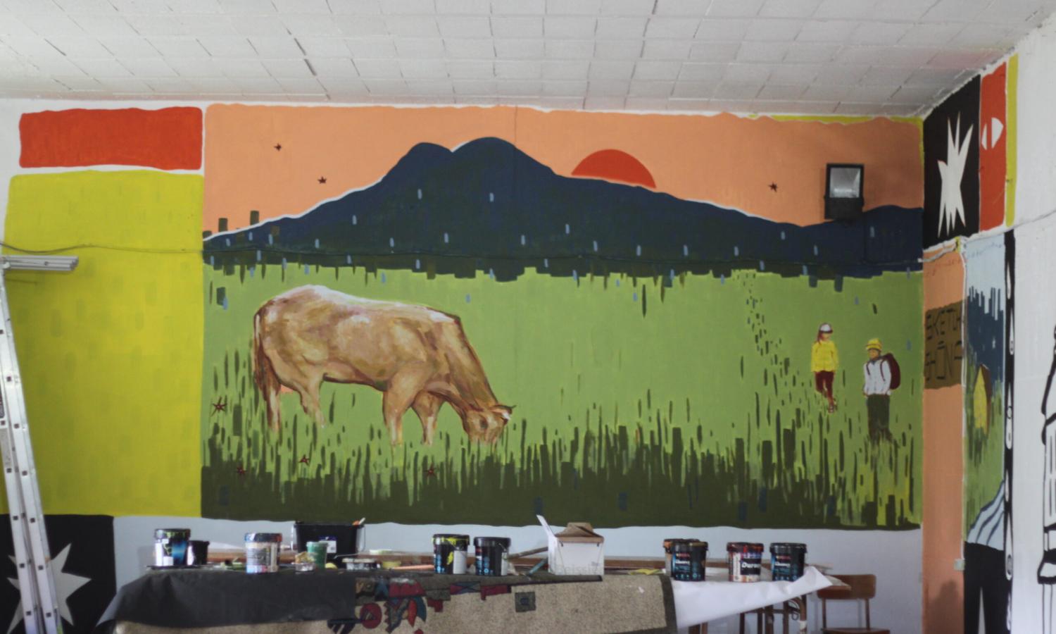 Shona from America created a mural which celebrates Galician icons—from hórreos and torques to petroglyphs and the Galician cow