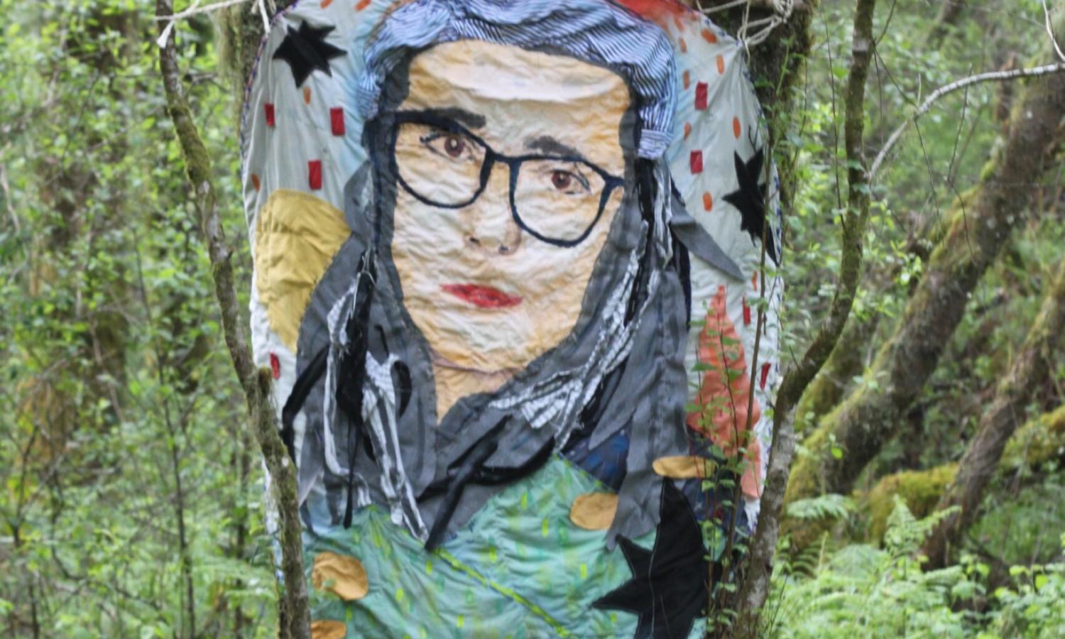 Shona, from New York, created an installation in the forest, using recycled textiles. The piece is a tribute to Se, one of the people who most supports the cultural life of the village.
