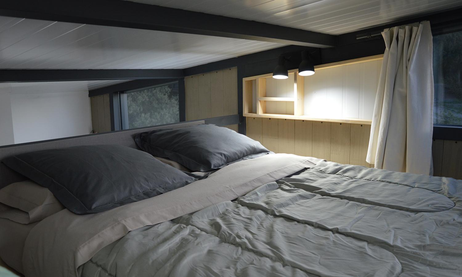 We-Che private Tiny-Studio 3, bed with a mountain view