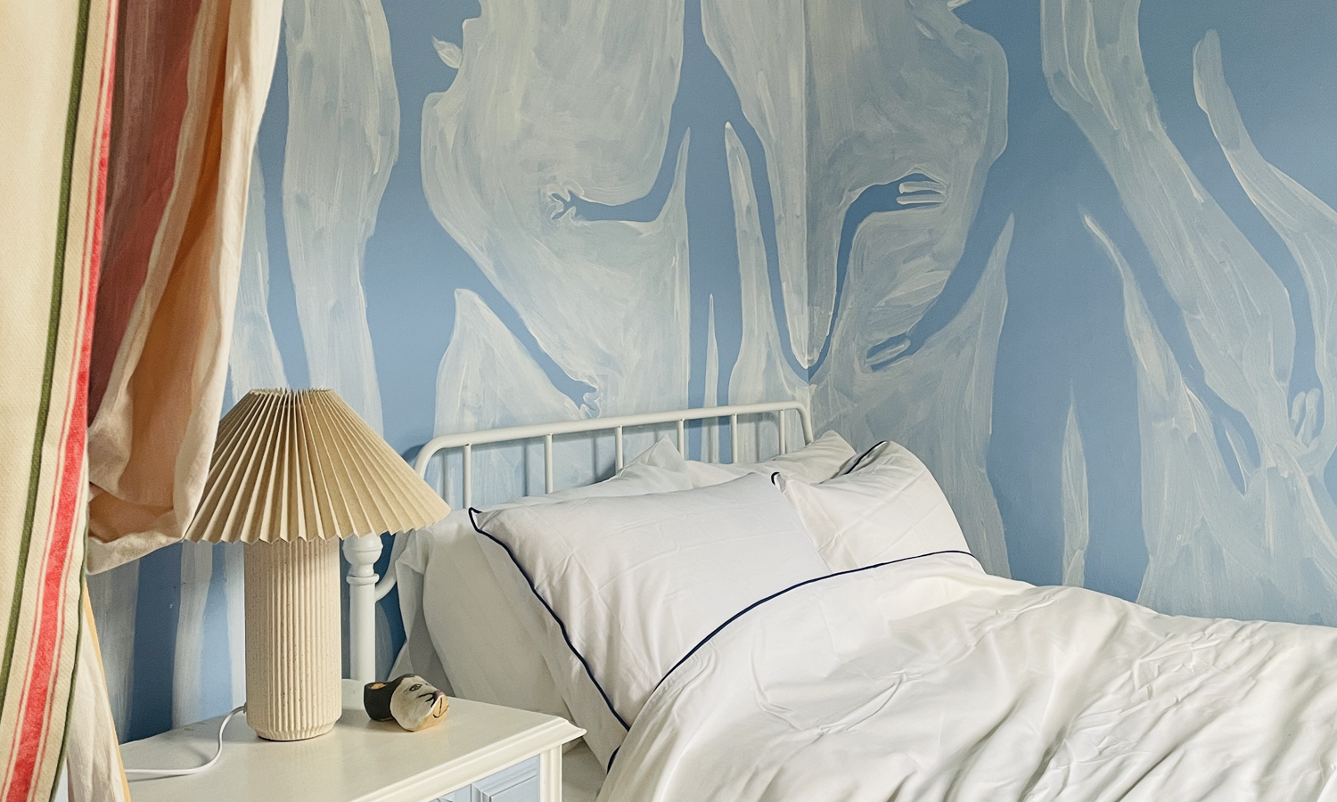 The second bedroom (with wall mural and double bed) of CASA PIP