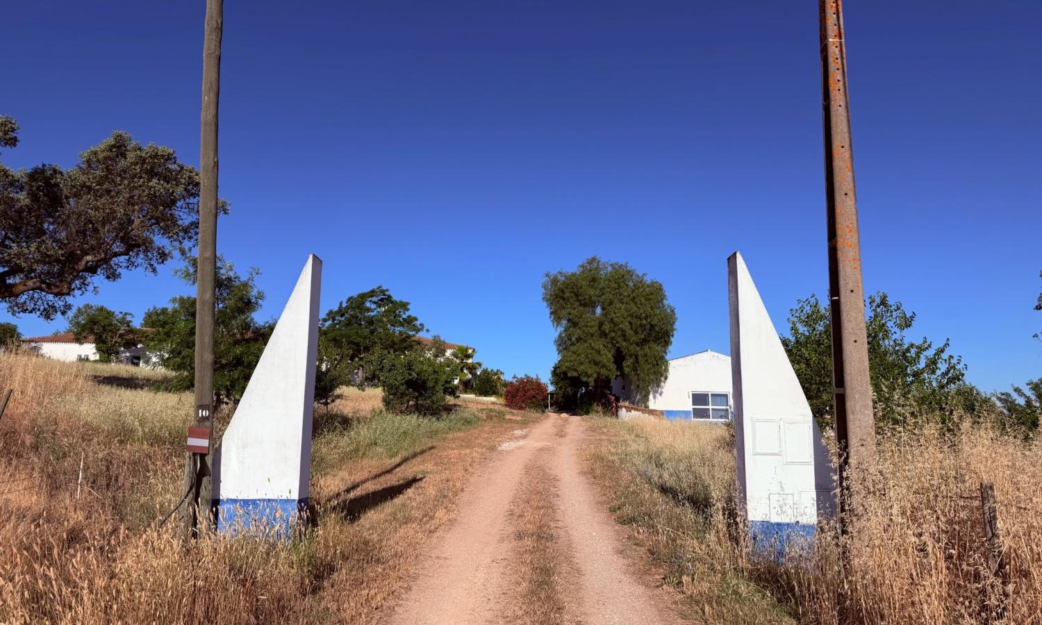 The gate to Obras Residencies
