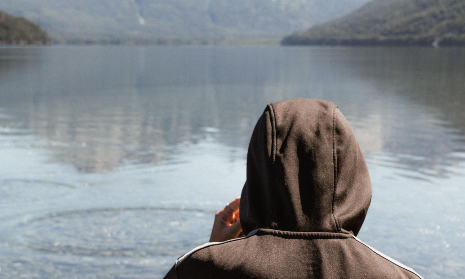 artist at lake